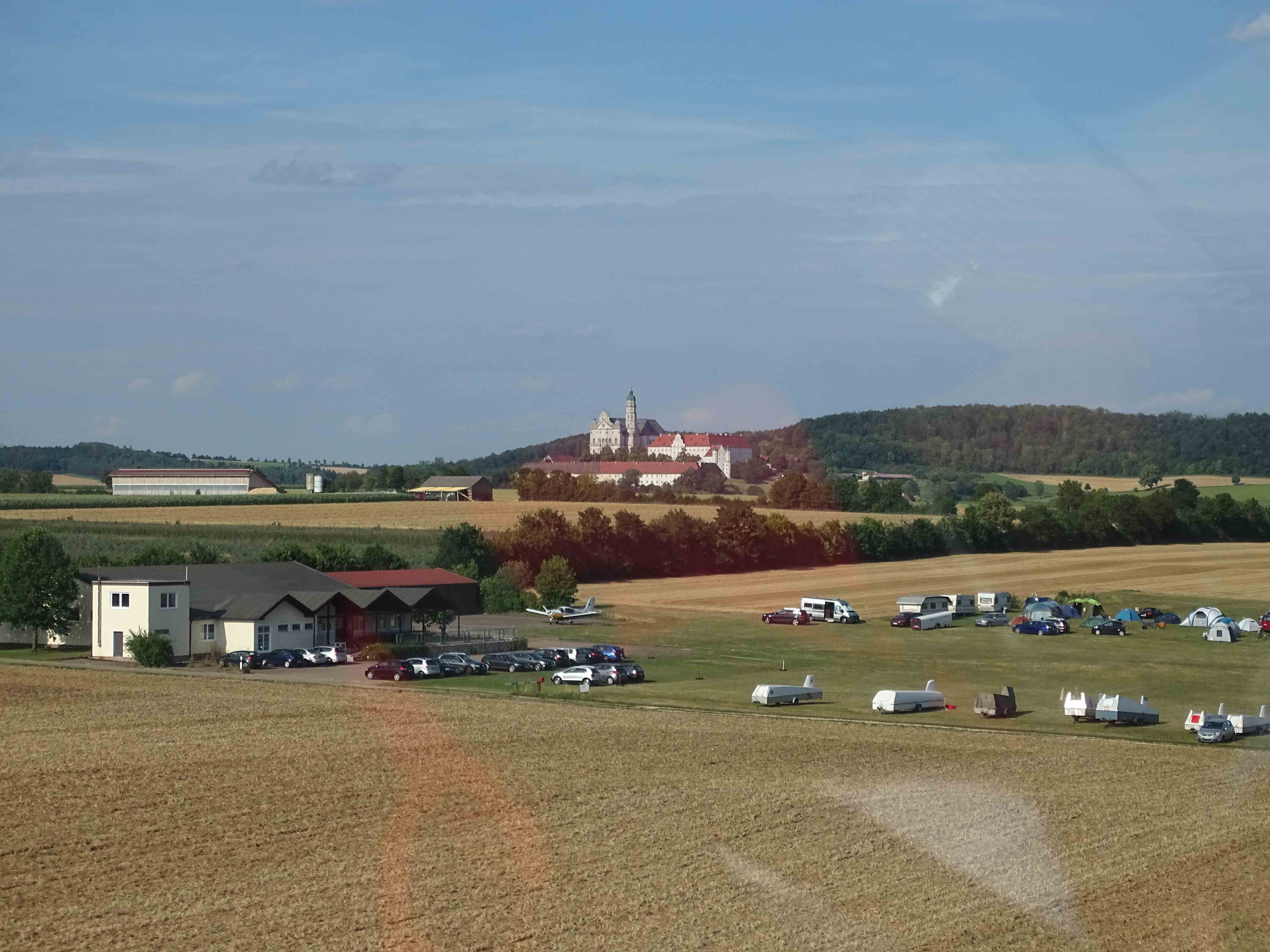 Vereinsheim am Fleinersloh, im Hintergrund die Abtei Neresheim