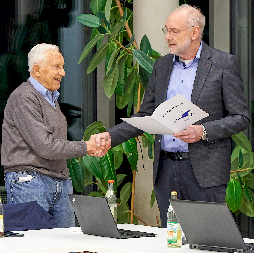 Reinhold Füchsle erhält vom Präsidialrat des BWLV, Prof. Dr. Helmut Albrecht, für sein langjähriges Engagement die goldene Ehrennadel des Baden-Württembergischen Luftfahrtverbands.